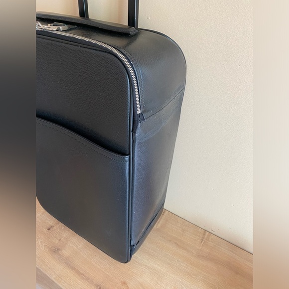 Authentic Louis Vuitton pegase 55 taiga suitcase carry on - Picture 2 of 9